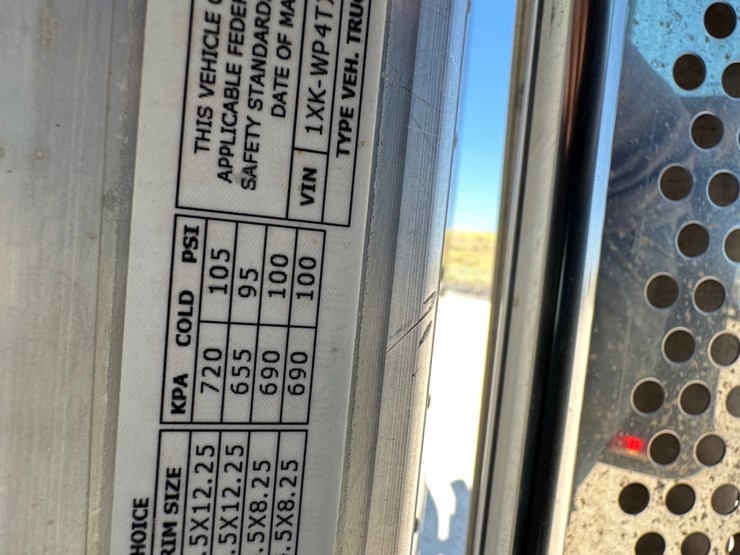 2022-kenworth-w900-image-10