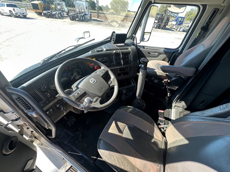 2020-volvo-vn-image-12