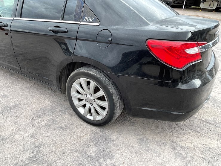 #511-•-2014-chrysler-200-(has-az-title)-image-28