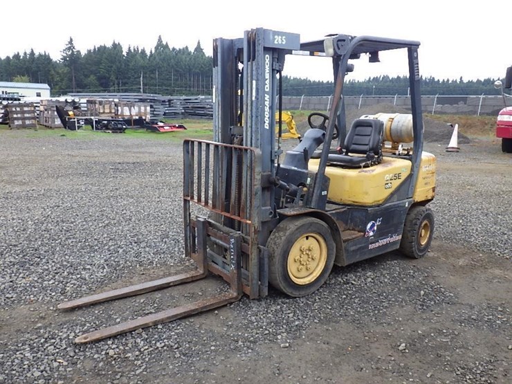 doosan-g25e-forklift-image-1