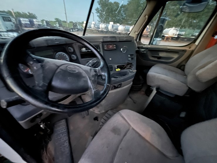 2016-freightliner-cascadia-(inoperable)-image-10