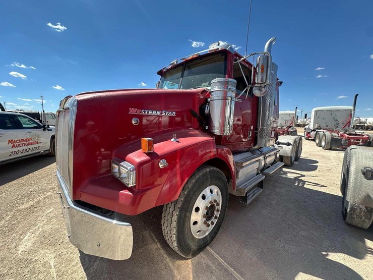 2015-western-star-4900-image-1