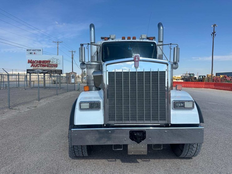 2022-kenworth-w900-image-3