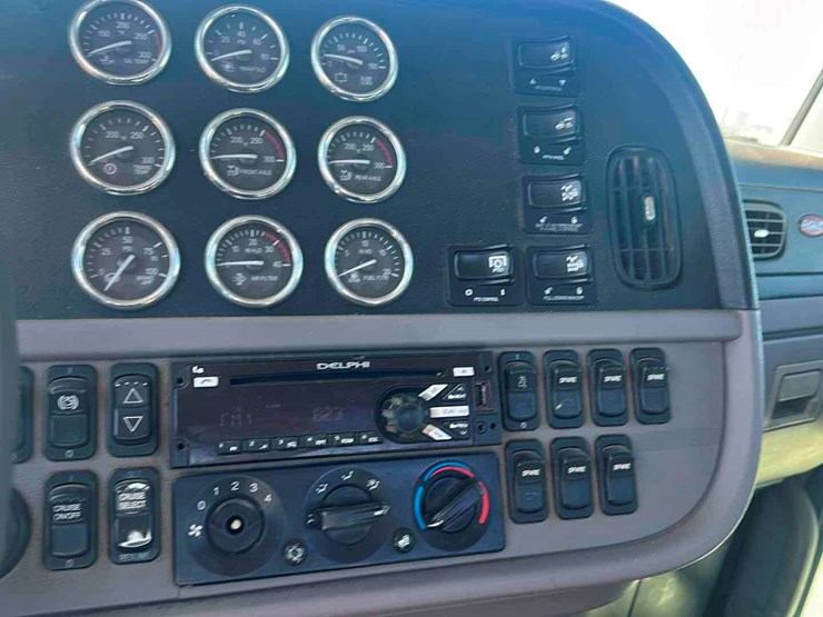 2011-peterbilt-388-image-9