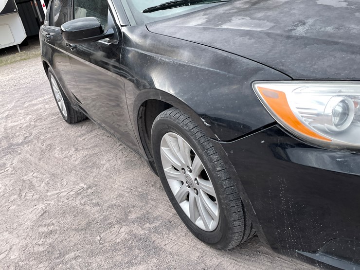#511-•-2014-chrysler-200-(has-az-title)-image-32