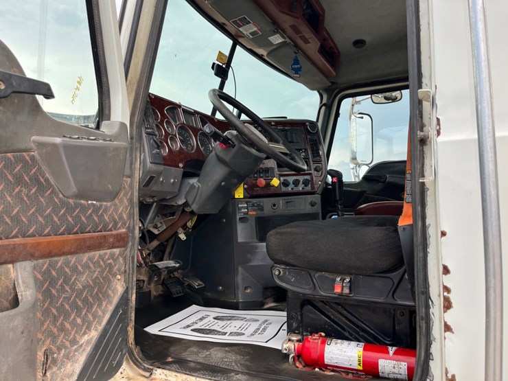 2018-mack-chu613-daycab-image-9