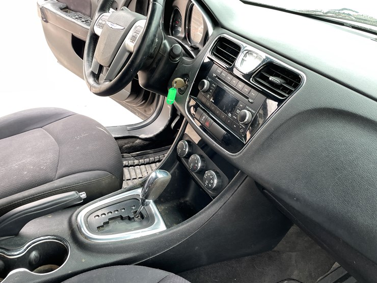 #511-•-2014-chrysler-200-(has-az-title)-image-77