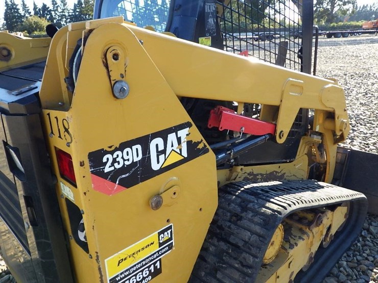 2017-caterpillar-239d-image-13