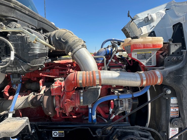 2023-peterbilt-567-image-10