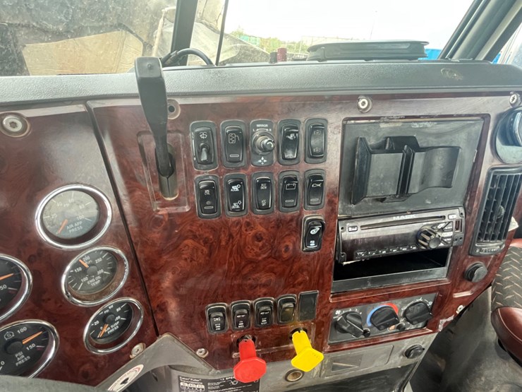 2018-mack-chu613-daycab-image-11