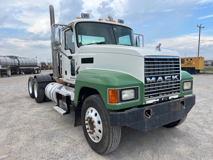 2018-mack-chu613-daycab-image-3