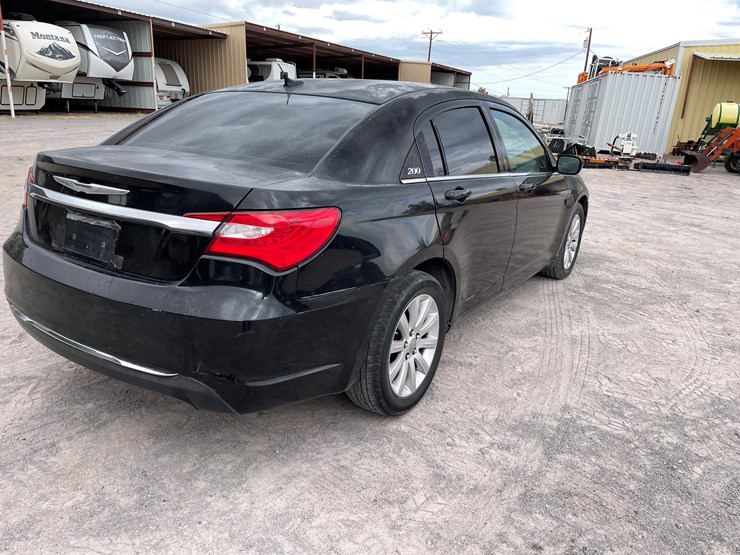 #511-•-2014-chrysler-200-(has-az-title)-image-5