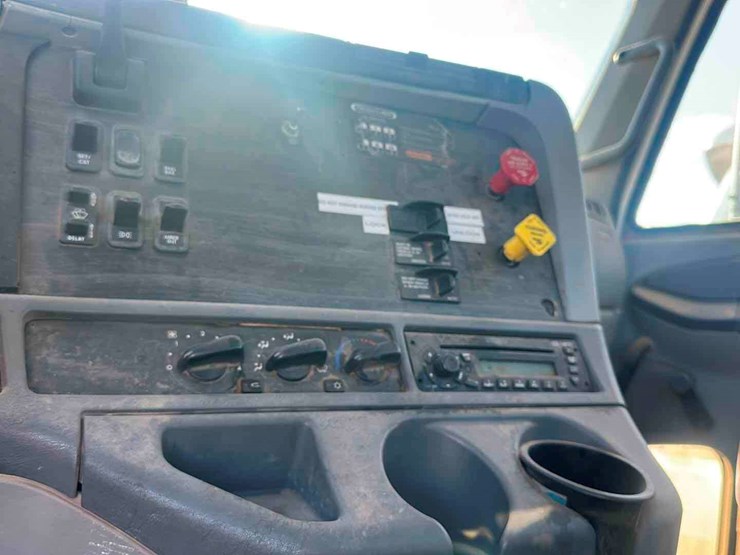 2007-freightliner-columbia-120-image-11