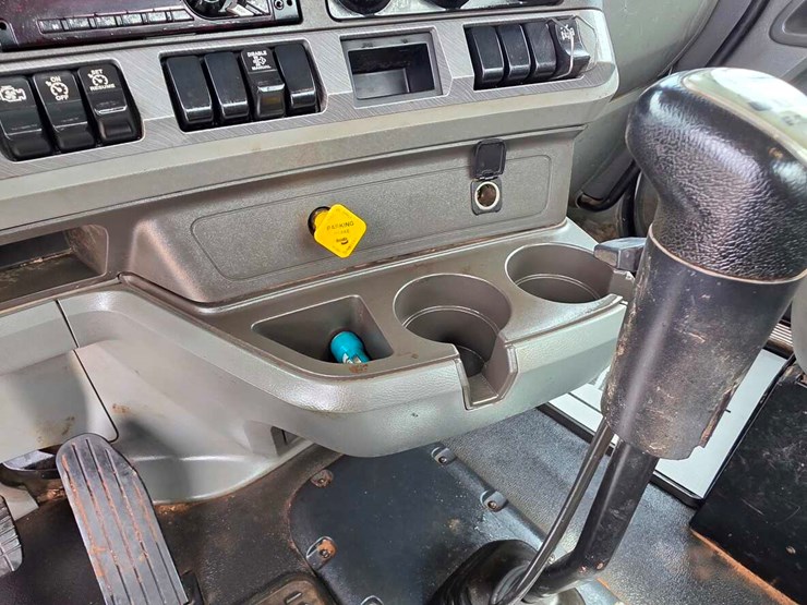 2019-kenworth-t880-image-11