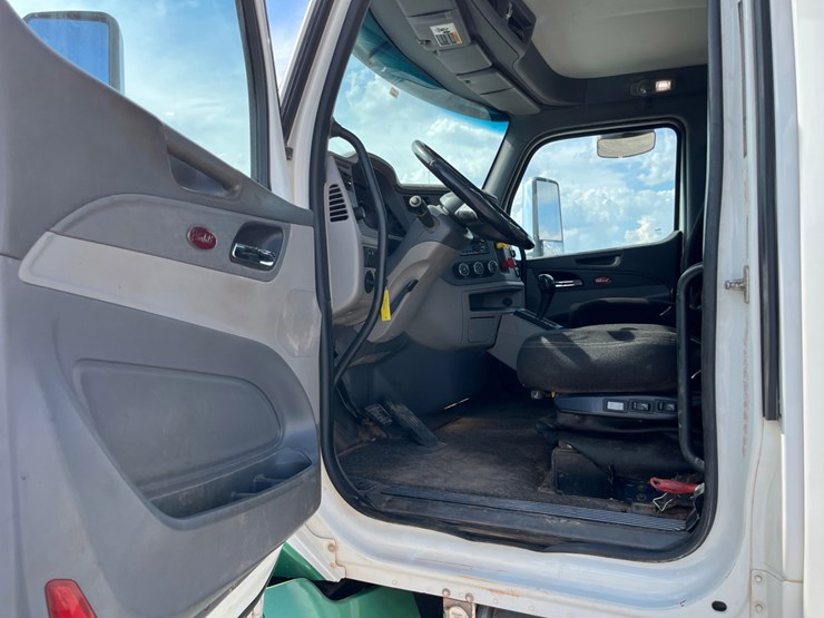 2016-peterbilt-579-image-9
