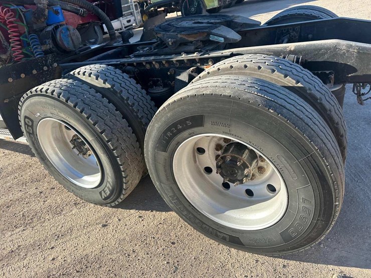 2012-freightliner-coronado-122-image-5