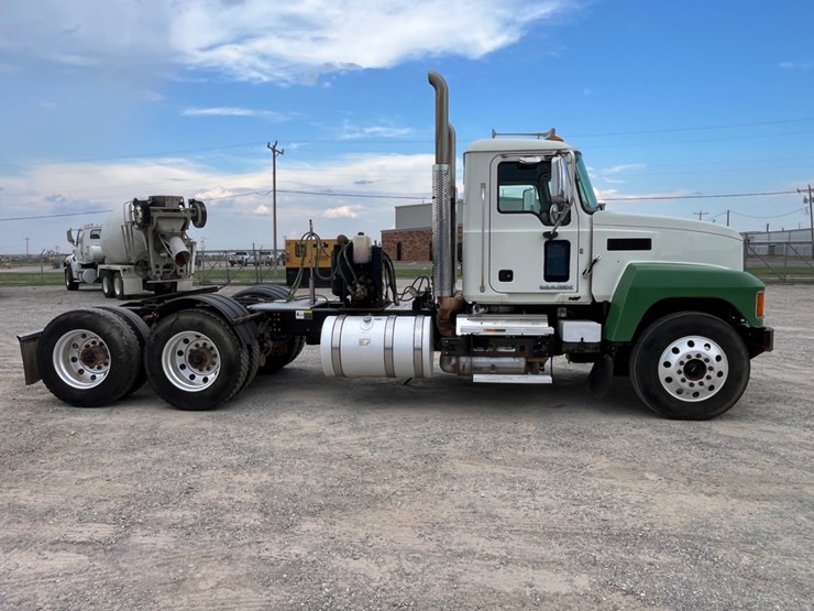 2018-mack-chu613-daycab-image-4