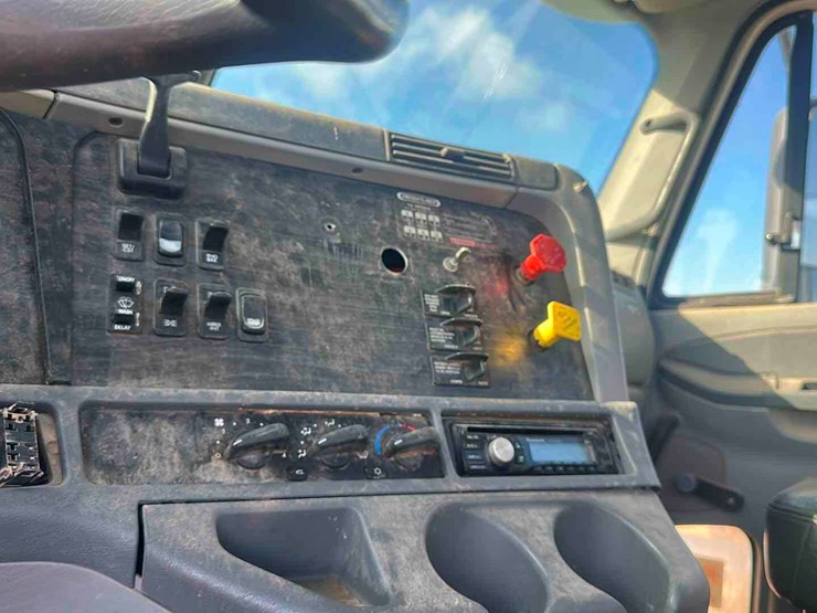 2006-freightliner-columbia-120-image-11
