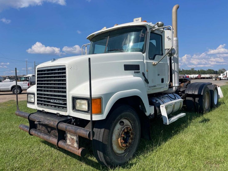2014-mack-pinnacle-image-1
