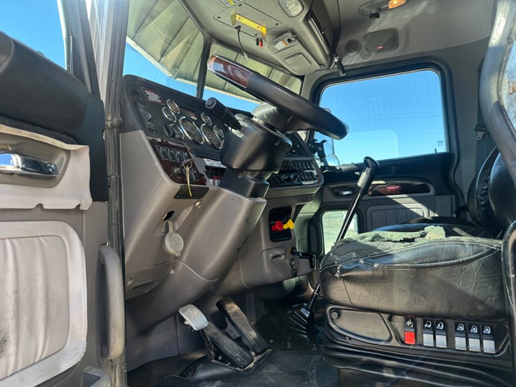 2021-peterbilt-389-image-7