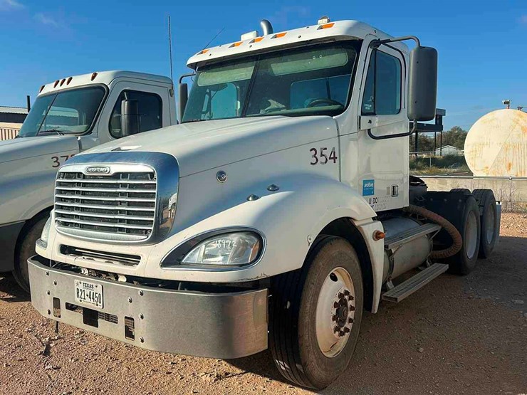 2006-freightliner-columbia-120-image-1