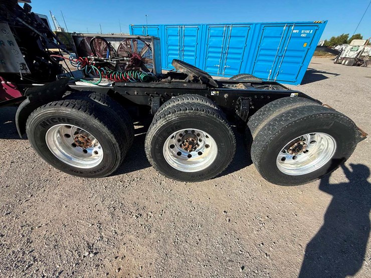 2013-peterbilt-367-image-14