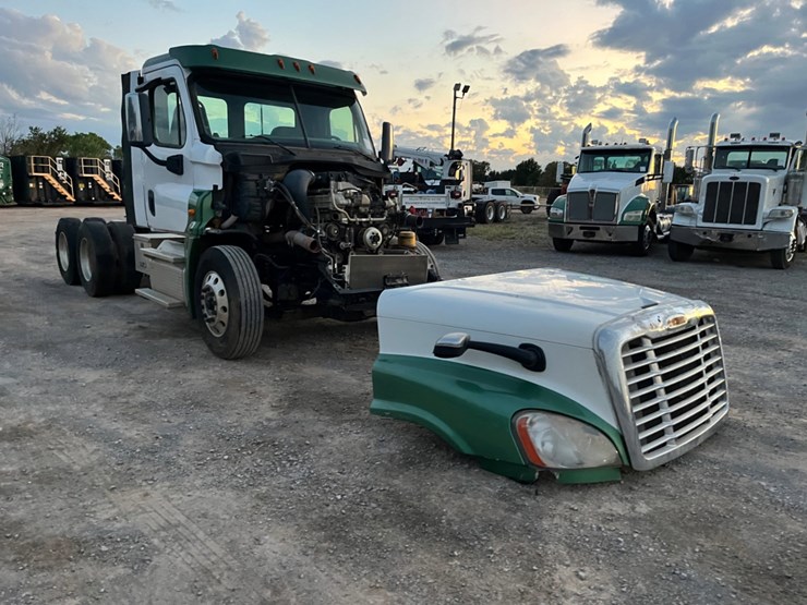 2016-freightliner-cascadia-(inoperable)-image-3