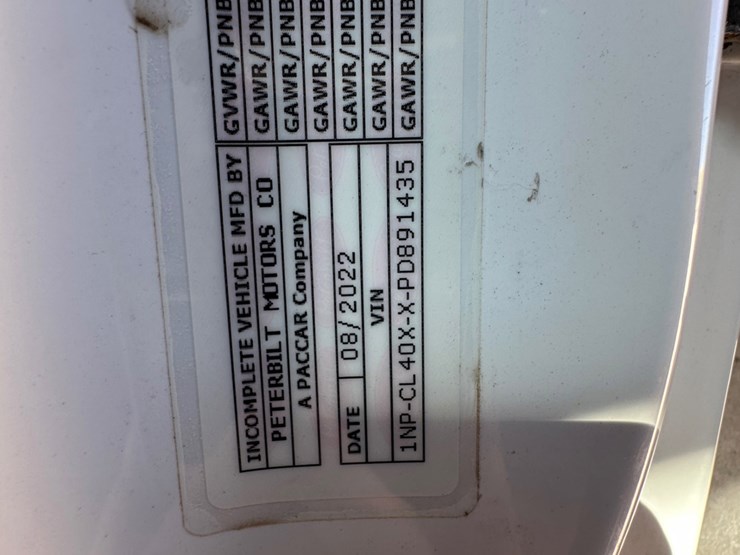 2023-peterbilt-567-image-15