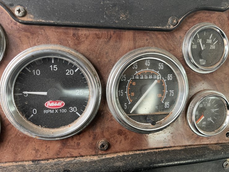 2005-peterbilt-379-image-19
