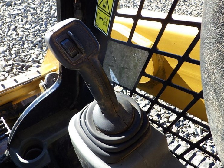 2017-caterpillar-239d-image-22