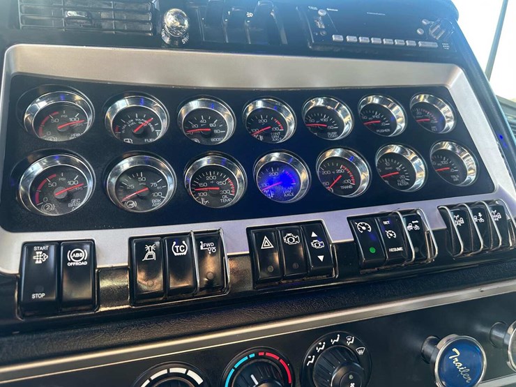 2022-kenworth-w900-image-11