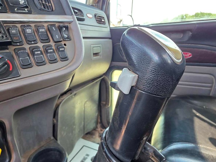 2012-peterbilt-388-image-12