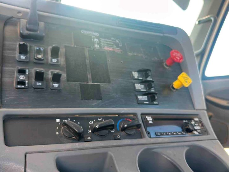 2007-freightliner-columbia-120-image-10