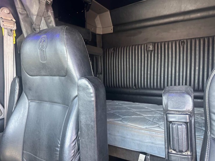 2022-kenworth-w900-image-9