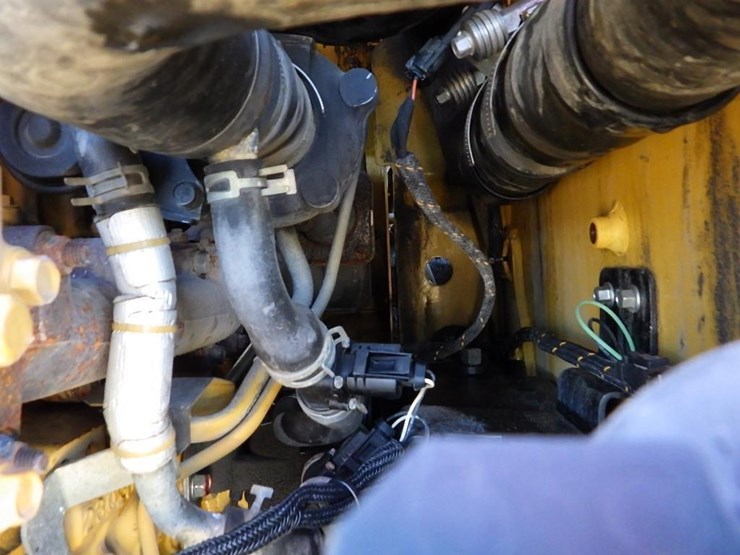 2023-caterpillar-242d3-image-18