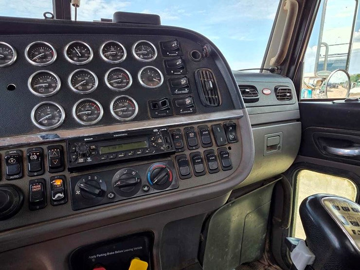 2012-peterbilt-388-image-11