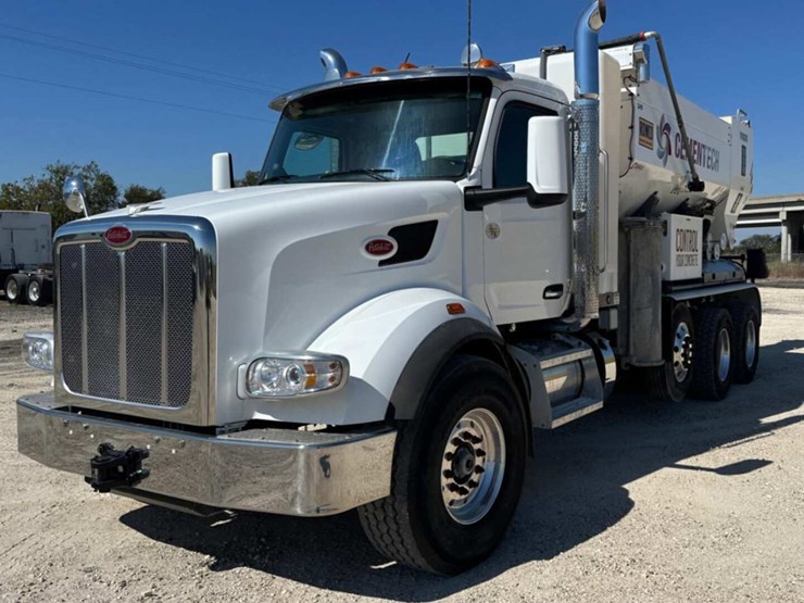 2023-peterbilt-567-image-1