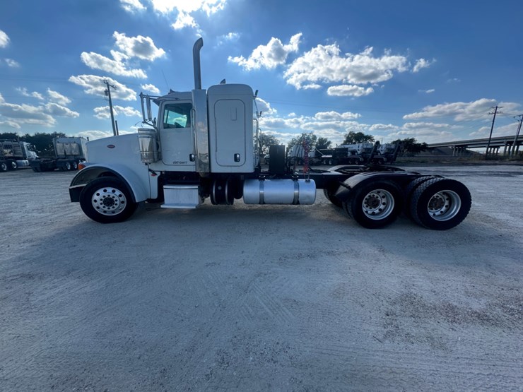 2016-peterbilt-367-image-8