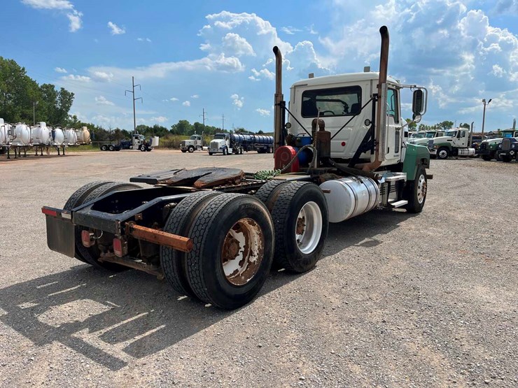2018-mack-chu613-daycab-image-4