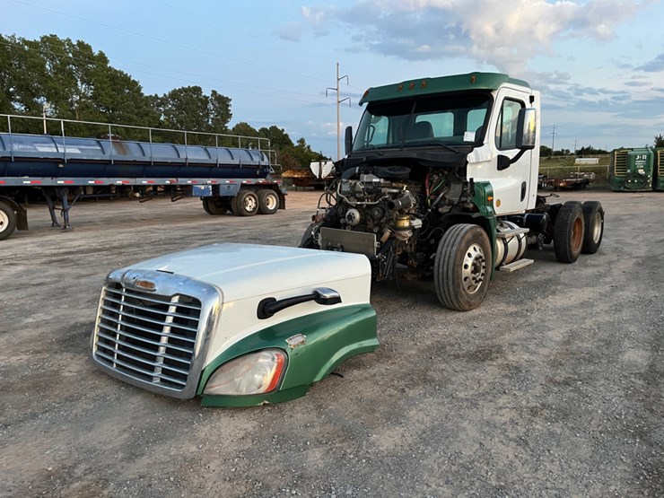 2016-freightliner-cascadia-(inoperable)-image-1