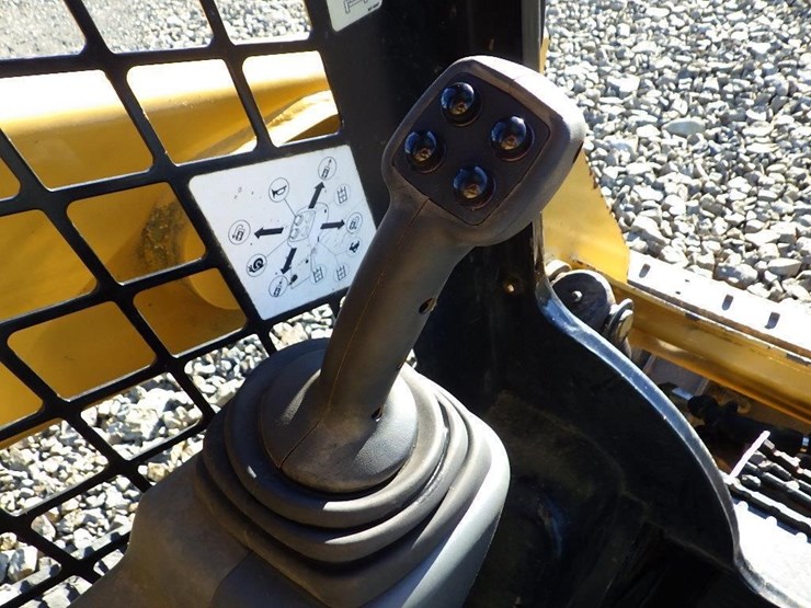 2017-caterpillar-239d-image-21