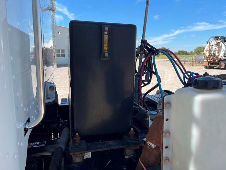 2012-peterbilt-388-image-19