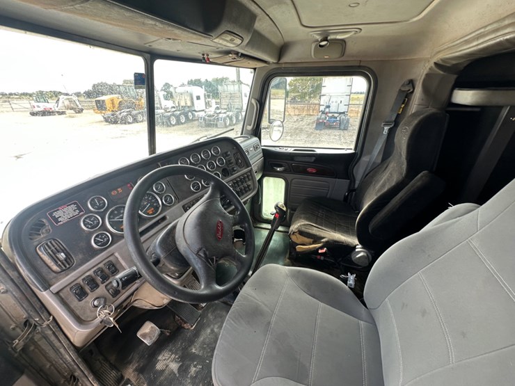 2015-peterbilt-389-image-12