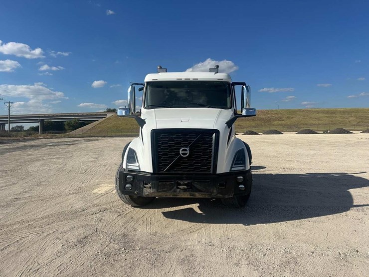 2021-volvo-vn-image-16