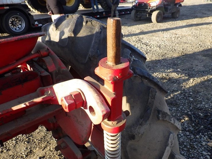 mccormick-farm-all-100-row-crop-tractor-image-10