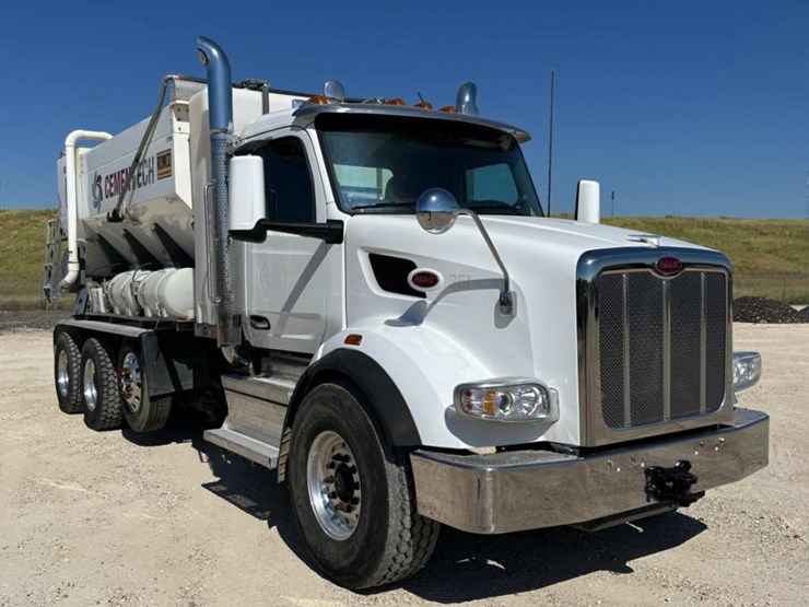 2023-peterbilt-567-image-3