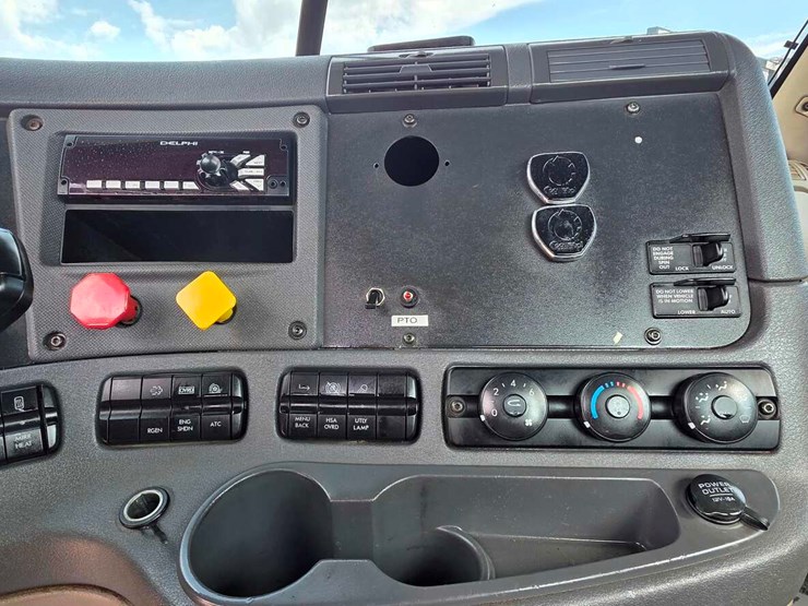 2016-freightliner-cascadia-daycab-image-10