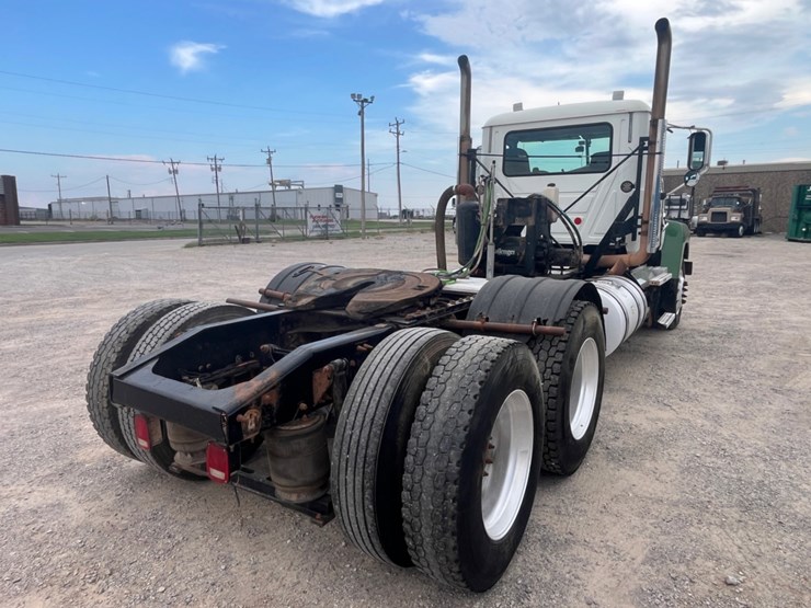 2018-mack-chu613-daycab-image-5