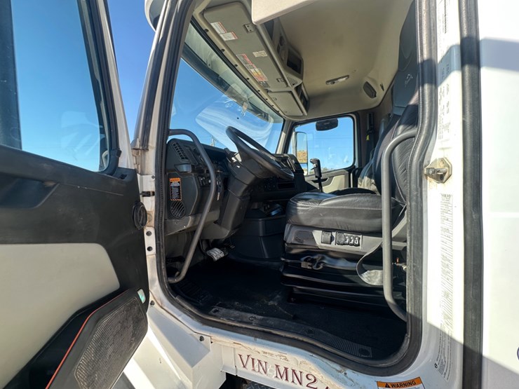 2021-volvo-vn-image-6