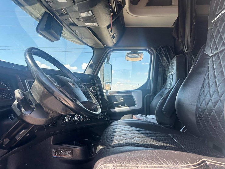 2022-western-star-49x-image-12